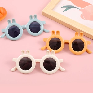 Τρία παιδικά γυαλιά ηλίου με αυτιά κουνελιού σε μπλε, πορτοκαλί και μπεζ χρώμα για παιδιά