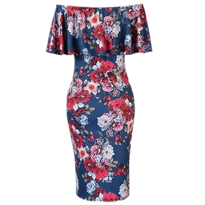 Détails de l'imprimé fleuri et de l'encolure bardot sur cette robe de maternité