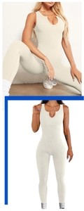 Détail de la combinaison sans manches côtelée crème montrant le tissu élastique et le col en U