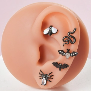 Détail de clous d'oreilles abeille, serpent, chauve-souris et araignée avec zircon blanc