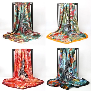 Detailansicht von vier bedruckten Satin-Vierecktüchern mit Blumen- und Zebramustern