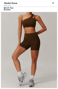 Détail de la brassière de sport asymétrique et du short de yoga taille haute marron
