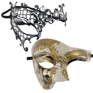 Dettaglio di maschere in pizzo metallico nero e oro vintage per coppie in festa