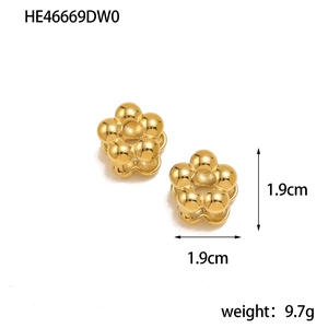 Detail view of 1.9cm gold flower earrings with 9.7g weight and polished metal finish