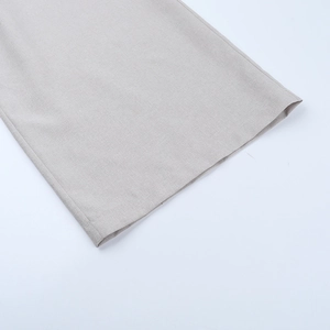 Dettaglio della cucitura liscia sull'orlo dei pantaloni larghi grigio chiaro