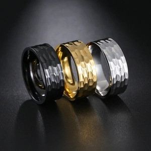 Anelli in acciaio al titanio placcati sottovuoto 8mm con trama martellata nero oro argento