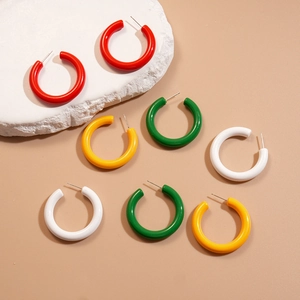 Lot de quatre boucles d'oreilles créoles en acrylique en rouge jaune vert et blanc vif