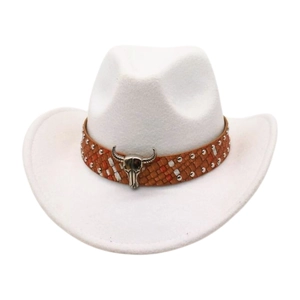 Klassischer weißer Western-Cowboyhut mit braunem Flechtband und silbernem Bullenschädel-Dekor
