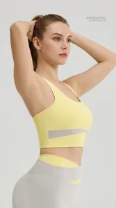 Vue latérale du soutien-gorge de sport jaune avec coutures grises et tissu respirant