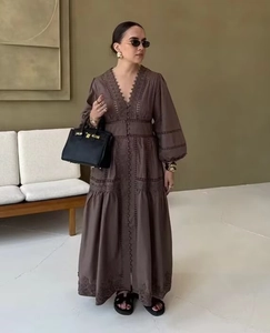 Détail de la robe bohème marron avec broderie délicate sur les manches et l'ourlet