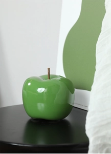 Détail de la déco pomme créative en céramique avec glaçage vert brillant et tige réaliste