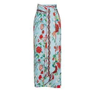 Costume intero con stampa floreale e lacci rossi in vita su sfondo bianco puro