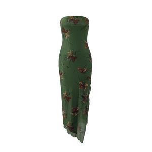 Détail d'une robe bustier fleurie verte avec couches de mesh et ourlet asymétrique