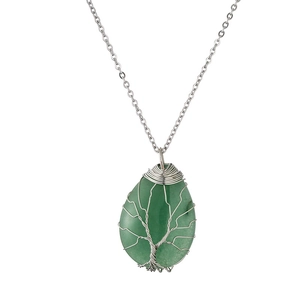 Collana con ciondolo albero della vita in cristallo verde a goccia avvolto in argento