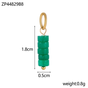 Detailansicht grüner zylindrischer Steinperlenanhänger mit Maßen 1,8cm und Goldring