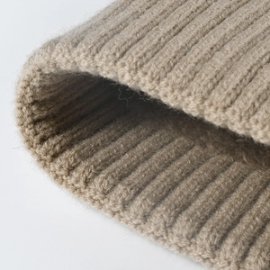 Dicke hellbraune Strickmütze für Damen mit warmem Rippenmuster für den Winter im Freien