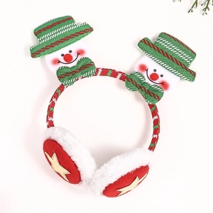 Detail van pluche kerstoorwarmers met sneeuwpoppen en rode groene gestreepte afwerking