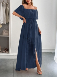 Elegante abito lungo blu scuro a pois con spalle scoperte, cintura e dettagli frange