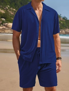 Détail de la texture à rayures verticales sur une chemise d'été bleu foncé à manches courtes