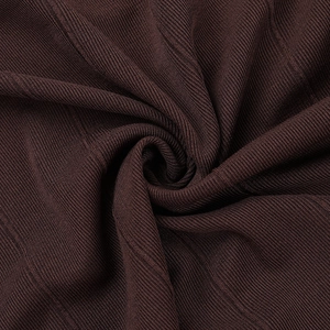 Gros plan détaillé du tissu en maille côtelée marron foncé montrant la texture et le drapé