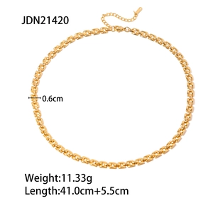 Détail macro du collier en acier doré de 0,6 cm de large avec dimensions et fermoir mousqueton