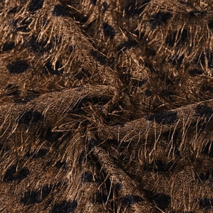 Détail macro du tissu léopard marron avec fil plume métallisé et texture peluche