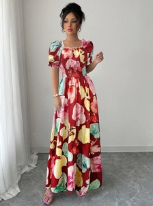 Détail de robe longue fleurie rouge avec manches bouffantes et taille haute élastique