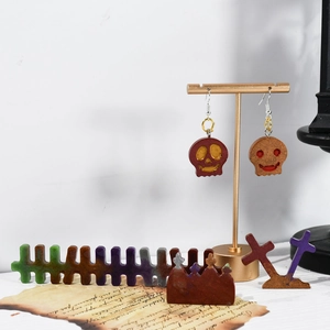 Set de pendientes de calavera de Halloween con dijes de resina en granate y oro bronce
