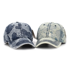 Gros plan de casquettes de baseball en denim vintage avec des détails de tissu effiloché