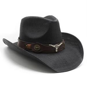 Détail du chapeau de cowboy gris foncé avec bande en cuir marron et ornement tête de taureau