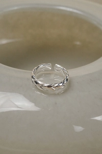 Makroaufnahme der S925 Silber-Punze auf dem minimalistischen geflochtenen Ring