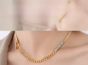 Detalle de modelo con collar chapado en oro de 18K con cierre OT y circonitas engastadas