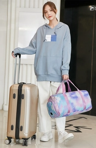 Sac de voyage tie-dye en tissu résistant à l'eau avec une valise dorée pour sport ou voyages