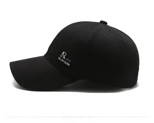 Vue latérale de la casquette de baseball noire avec logo R et texte imprimé blanc