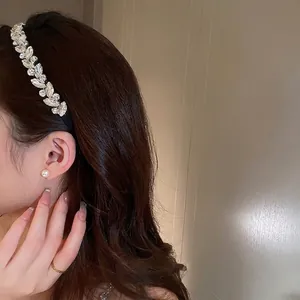 Elegante cerchietto argento con strass a forma di foglia e orecchini di perle abbinati