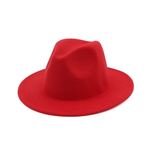 Detalle de la textura suave de fieltro de lana roja del clásico sombrero fedora de ala ancha