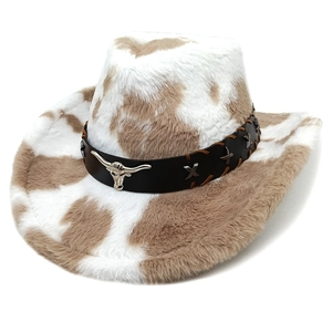 Detail eines Western-Cowboyhuts mit Kuhmuster Lederband und silbernem Bullenkopf