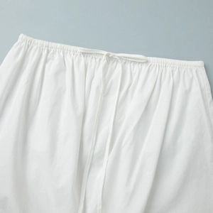 Détail de la taille élastique blanche avec cordon de serrage sur tissu en coton doux