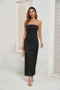 Dettaglio del vestito a tubino in raso nero con design elasticizzato senza schiena