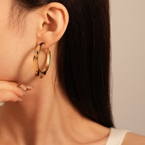Boucles d'oreilles créoles rétro en résine léopard avec détails en métal doré