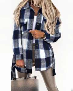Detailansicht der blau-weißen Karo-Hemdjacke mit einreihigen Brusttaschen für Damen