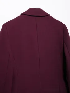 Détails de la couture arrière et texture d'un manteau long violet foncé