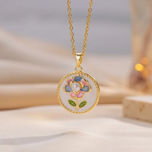 Collier vintage doré style français avec pendentif fleur émaillée et perle