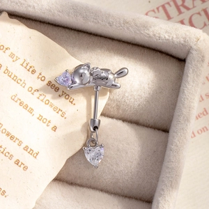 Cat-shaped belly button ring in silver metal with heart-shaped cubic zirconia crystals