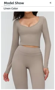 Détail du haut de yoga à manches longues à col en V et legging taille haute en lin