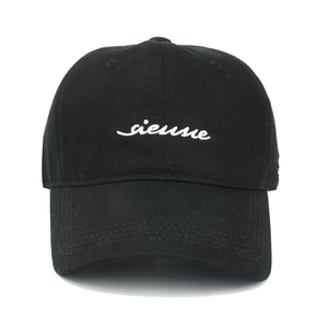 Détail de la broderie sienne blanche sur une casquette de baseball en coton noir