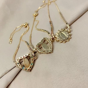 Verstellbare goldene Armbänder mit Herz- und Sonnenblumenanhängern und bunten Zirkonia