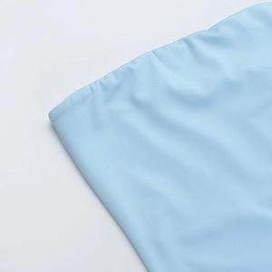 Détail de la couture de qualité et de la texture du tissu élastique bleu clair de la robe