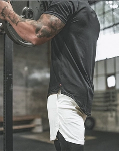 Détail du short en mesh avec ourlet fendu et tissu à séchage rapide pour le fitness