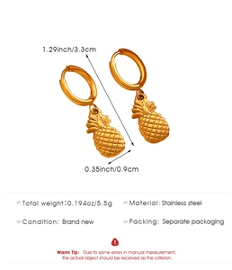 Detailansicht der Abmessungen von goldenen Ananas-Ohrhängern aus langlebigem Edelstahl